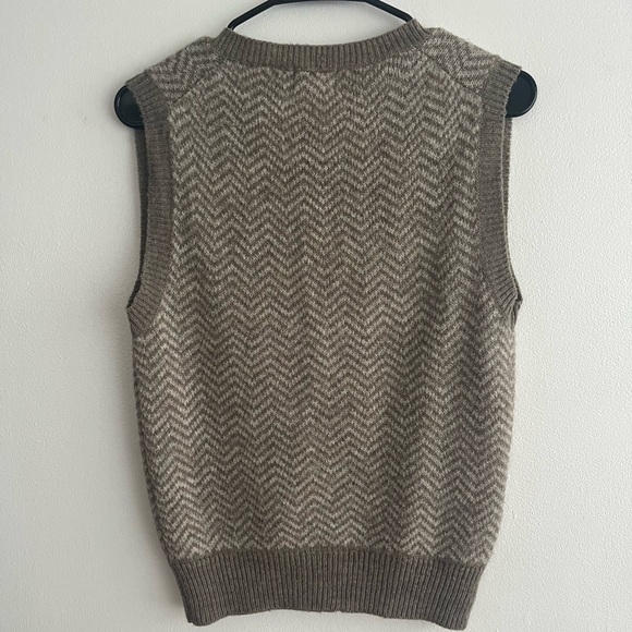 Rad sweater vest! - Picture 3 of 3